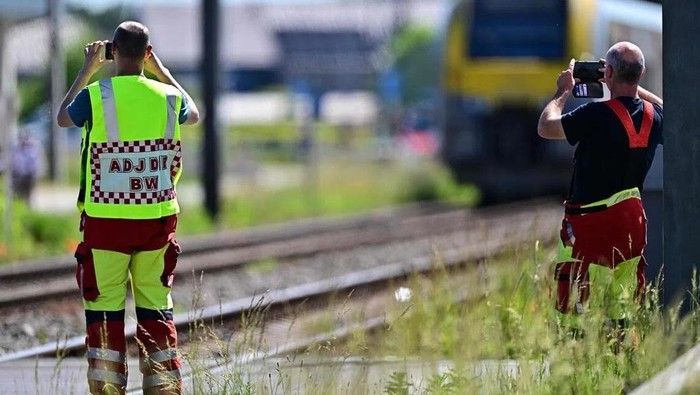 Petugas darurat Belgia di lokasi kecelakaan kereta tabrak bus sekolah (AFP) 