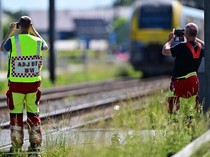 Ngeri Kereta Tabrak Bus Sekolah, Beberapa Orang Tewas