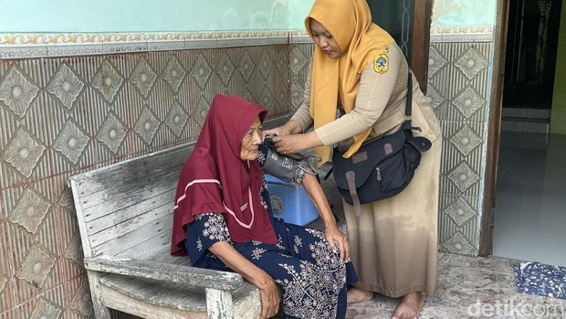 Petugas kesehatan terjang banjir demi obati warga Desa Ketitang Wetan, Pati, Selasa (26/5/2026). Petugas kesehatan terjang banjir demi obati warga Desa Ketitang Wetan, Pati, Selasa (26/5/2026).