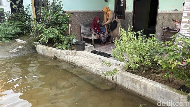 Petugas kesehatan terjang banjir demi obati warga Desa Ketitang Wetan, Pati, Selasa (26/5/2026). Petugas kesehatan terjang banjir demi obati warga Desa Ketitang Wetan, Pati, Selasa (26/5/2026).