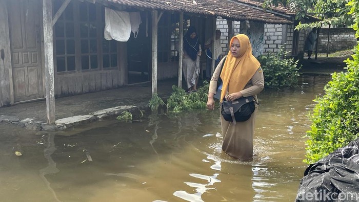 Petugas kesehatan terjang banjir demi obati warga Desa Ketitang Wetan, Pati, Selasa (26/5/2026).