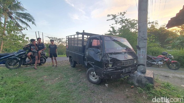 Pikap yang mengalami kerusakan usai menabrak dua motor di Jalan Jogja-Wonosari Km.25, Widoro Kulon, Bunder, Patuk, Gunungkidul.