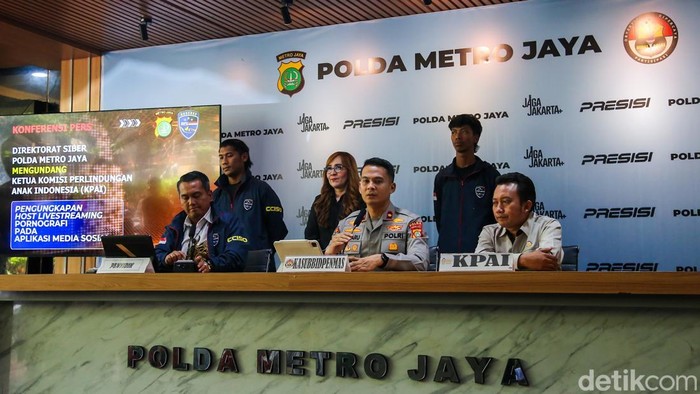 Kasubbid Penmas Polda Metro Jaya Andaru Rahutomo bersama Ketua KPAI Aris Adi Leksono dan Penyidik Ditresiber Imanuel Sinaga memberikan keterangan pers di Gedung Bidhumas Polda Metro Jaya, Jakarta, Selasa (26/5/2026).