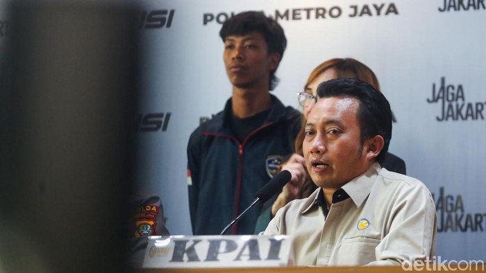 Kasubbid Penmas Polda Metro Jaya Andaru Rahutomo bersama Ketua KPAI Aris Adi Leksono dan Penyidik Ditresiber Imanuel Sinaga memberikan keterangan pers di gedung Bidhumas Polda Metro Jaya, Jakarta, Selasa (26/5/2026).