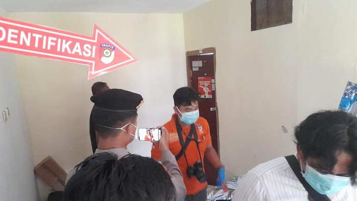 Polisi melakukan olah tempat kejadian perkara (TKP) di lokasi tempat jenazah mahasiswa tewas diduga bunuh diri ditemukan.