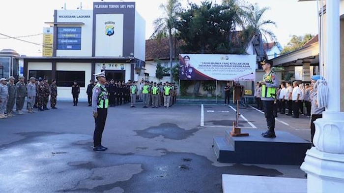 Kapolres Kediri Kota AKBP Anggi Saputra Ibrahim memimpin apel pengamanan takbir keliling Idul Adha