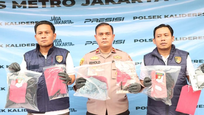 Polsek Kalideres saat menggelar jumpa pers penangkapan komplotan pelaku pencurian kendaraan bermotor (curanmor) yang kerap beraksi di Jakarta Barat.