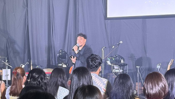 Barry Likumahuwa tampil di konser rohani POP: SELAH, mengajak generasi Z untuk berhenti sejenak dan merasakan pengalaman ibadah yang intim di Jakarta.