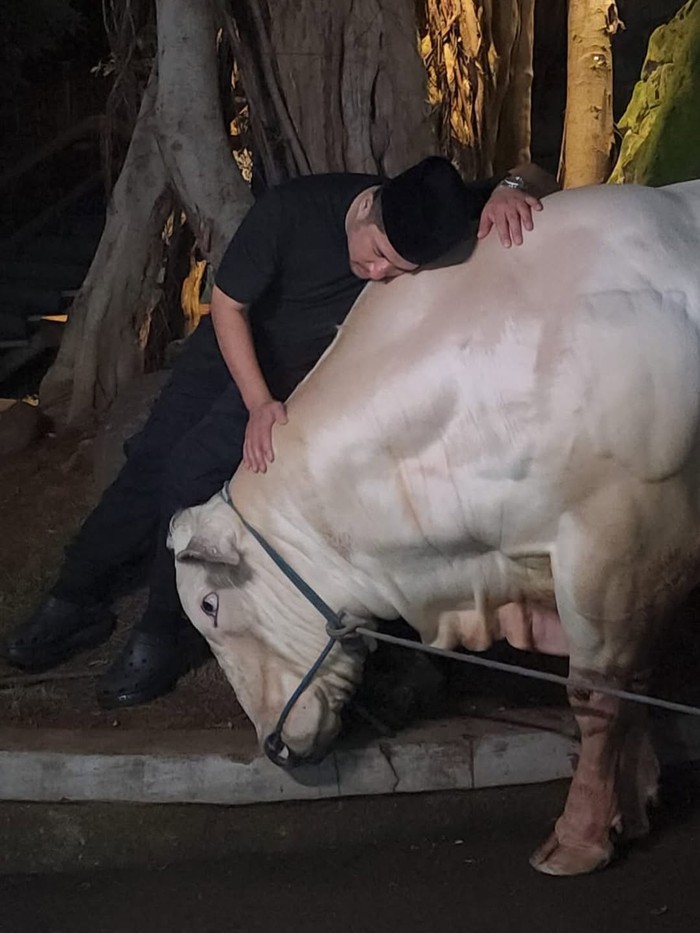 Pose artis dengan hewan kurban Pose artis dengan hewan kurban