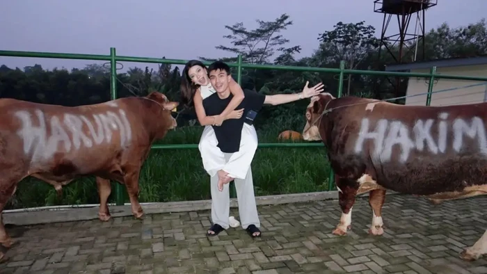 Pose artis dengan hewan kurban Pose artis dengan hewan kurban