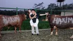 8 Potret Artis Bareng Hewan Kurban, Ada Ria Ricis hingga Raffi Ahmad!