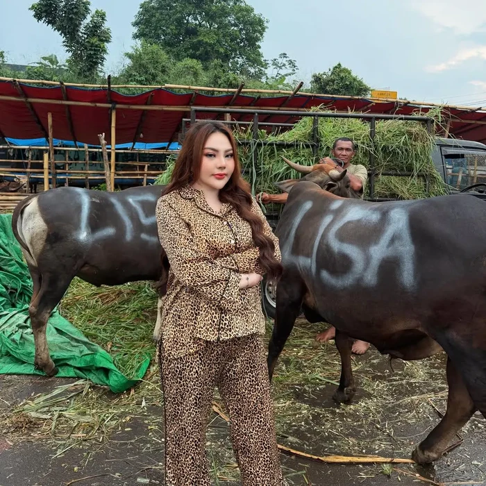 Pose artis dengan hewan kurban Pose artis dengan hewan kurban