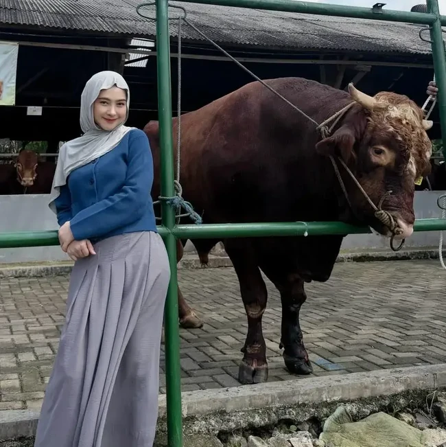 8 Potret Artis Bareng Hewan Kurban, Ada Ria Ricis hingga Raffi Ahmad!