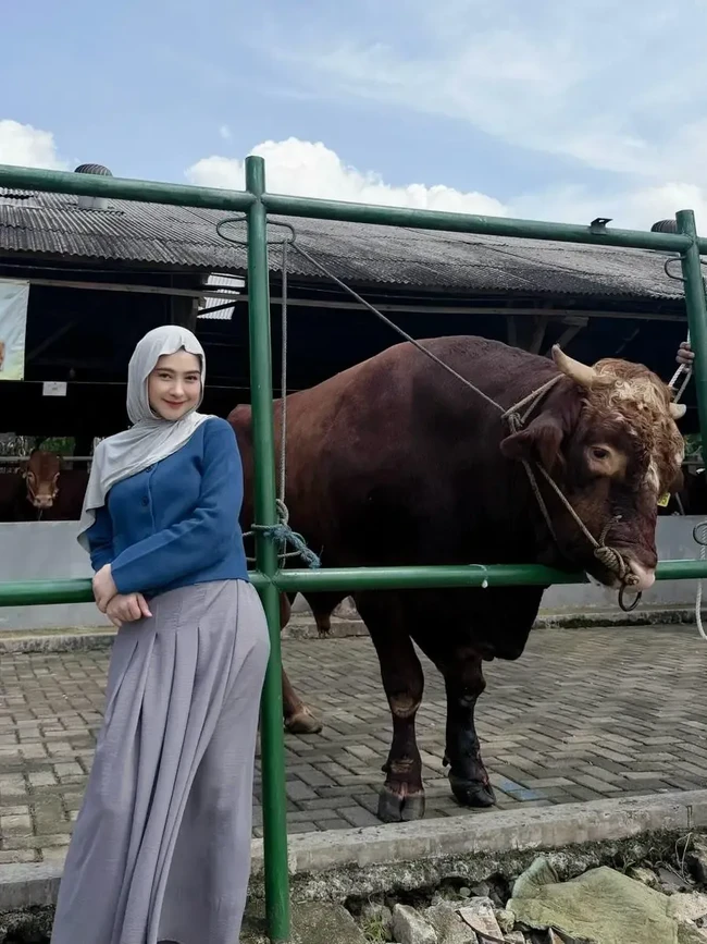 8 Potret Artis Bareng Hewan Kurban, Ada Ria Ricis hingga Raffi Ahmad!