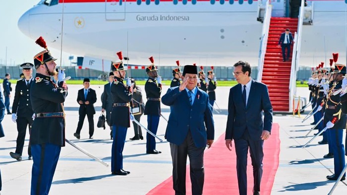 Prabowo tiba di Bandara Orly, Paris, Republik Prancis, Selasa (26/5/2026) sekitar pukul 09.50 waktu setempat.