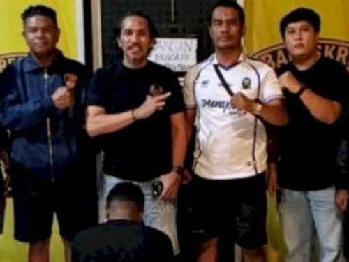 Pria berinisial SS (27) diamankan setelah melampar batu ke anggota Polresta Kupang Kota. (Foto: Dok. Polresta Kupang Kota)