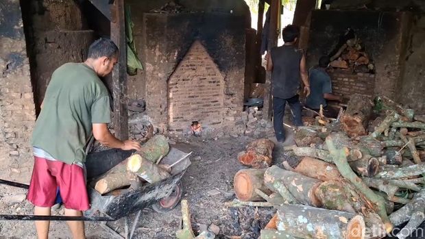 Produksi arang di Pondok Pesantren Al Islam Darul Iman, Purwakarta Produksi arang di Pondok Pesantren Al Islam Darul Iman, Purwakarta