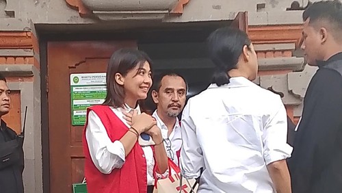 Proses persidangan kasus narkotika pasutri Tigran Denre Sonda alias Denre dan selebgram Donna Fabiola di PN Denpasar, Selasa (26/5/2026). Mereka adalah pemasok narkoba ke DWP Bali 2025. (Wibhi Leksono/detikBali)