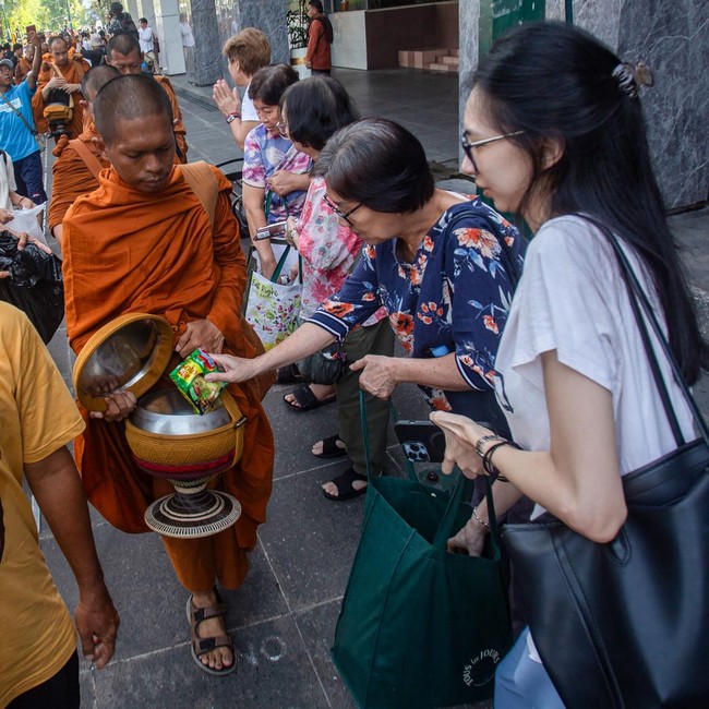 Puluhan Bhikkhu dari 4 Negara Jalan Kaki Menuju Borobudur Sambut Waisak