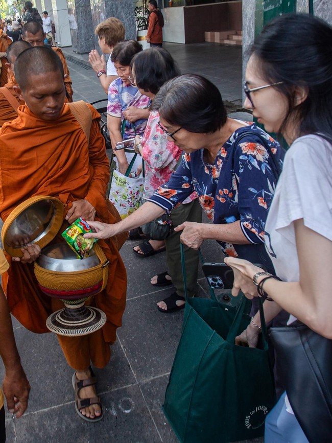 Puluhan Bhikkhu dari 4 Negara Jalan Kaki Menuju Borobudur Sambut Waisak