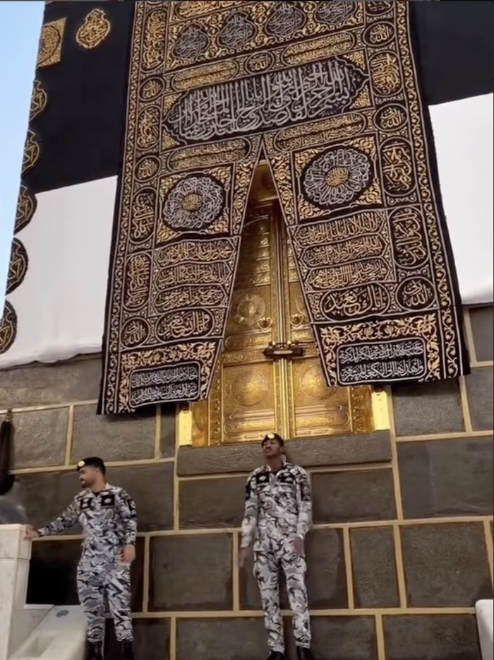 Raffi Ahmad Raffi Ahmad cium Hajar Aswad.