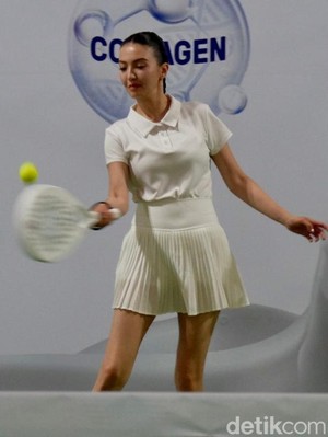 Raline Shah Curi Perhatian dengan Aksi Sporty di Lapangan Padel