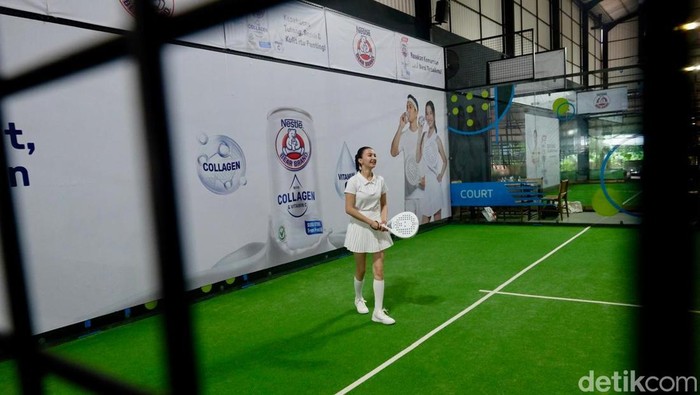 Raline Shah tampil sporty dan penuh semangat saat bermain padel di Jakarta, Selasa (26/5/2026), mengajak masyarakat menerapkan gaya hidup aktif dan sehat.