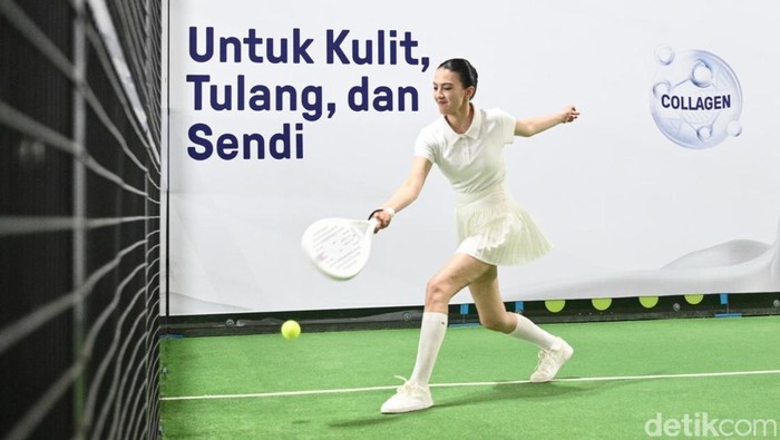 Raline Shah tampil sporty dan penuh semangat saat bermain padel di Jakarta, Selasa (26/5/2026), mengajak masyarakat menerapkan gaya hidup aktif dan sehat.