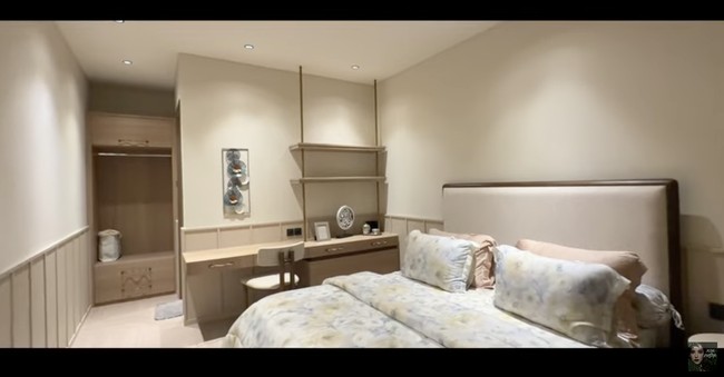 Rumah baru Tasya terdiri dari empat lantai. Bagian atas difokuskan untuk area staf bekerja, bahkan terdapat dua kamar. Ini buat tim aku yang lembur atau mau staycation gratis, kata Tasya. (Foto: YouTube/tasya farasya)