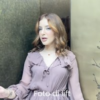 Tak kalah menarik, rumah ini dilengkapi lift pribadi dengan desain yang instagramable. Detail interior lift dibuat estetik sehingga tetap selaras dengan konsep keseluruhan rumah. (Foto: YouTube/tasya farasya)
