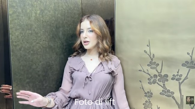 Tak kalah menarik, rumah ini dilengkapi lift pribadi dengan desain yang instagramable. Detail interior lift dibuat estetik sehingga tetap selaras dengan konsep keseluruhan rumah. (Foto: YouTube/tasya farasya)