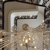 Salah satu highlight utama adalah chandelier custom yang dirancang khusus untuk rumah ini. Lampu gantung tersebut menjadi statement piece yang memperkuat kesan mewah sekaligus personal. (Foto: YouTube/tasya farasya)