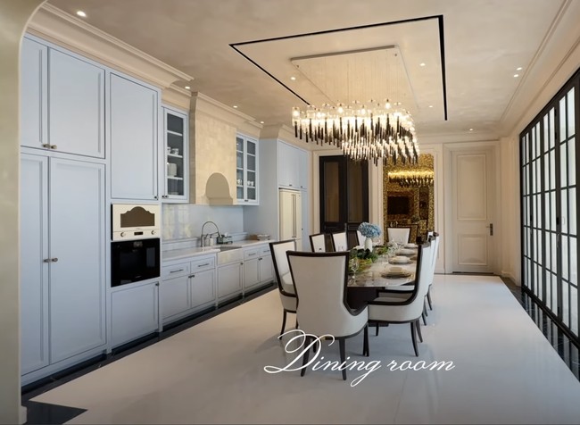 Area dapur tampil berbeda dengan sentuhan warna baby blue yang lembut dan elegan. Warna ini memberikan nuansa segar sekaligus menjadi aksen unik di tengah dominasi palet netral di seluruh rumah. (Foto: YouTube/tasya farasya)