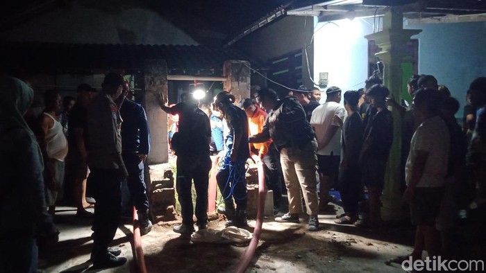 Evakuasi sapi di dalam sumur di Duwet, Kecamatan Wonosari, Klaten, Selasa (26/5/2026).