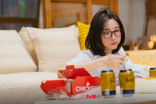Adegan Park Ji Hyun dalam drama Korea See You at Work Tomorrow!