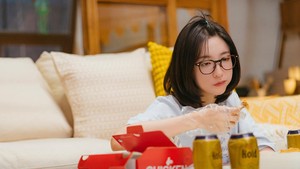 Dua sisi Cha Ji Yoon akan diperlihatkan Park Ji Hyun di drama Korea See You at Work Tomorrow! yang tayang mulai 22 Juni 2026. Drakor ini bisa disaksikan juga di Prime Video. (Foto: dok. tvN)