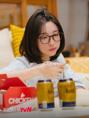 Park Ji Hyun Jadi Anak Kantoran Burnout di See You at Work Tomorrow!