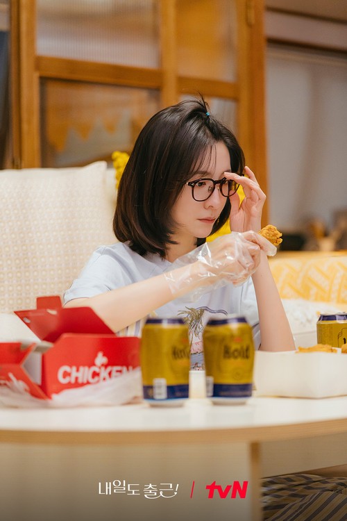 Adegan Park Ji Hyun dalam drama Korea See You at Work Tomorrow!