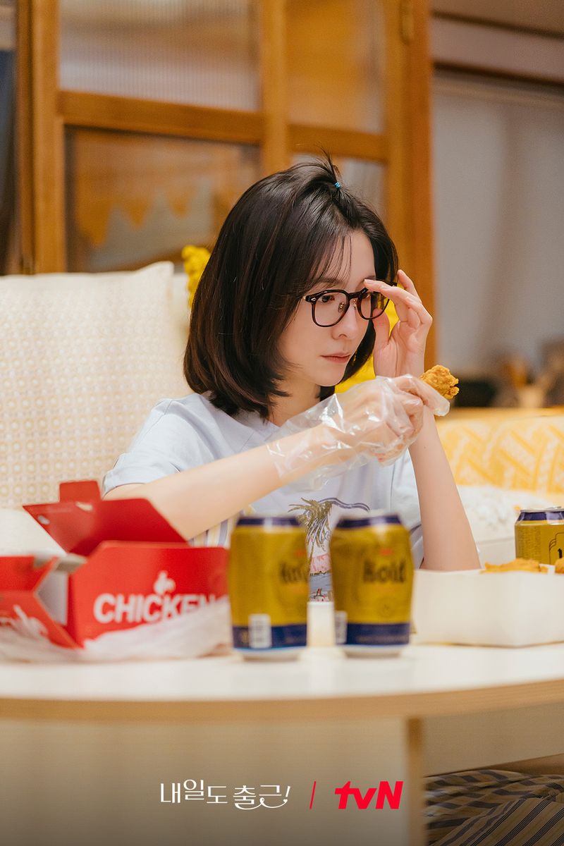 See You at Work Tomorrow! Adegan Park Ji Hyun dalam drama Korea See You at Work Tomorrow!