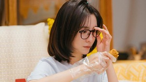 Di luar kehidupan profesional, Cha Ji Yoon suka menikmati waktu sendiri dengan santai, minum bir, dan makan ayam goreng. (Foto: dok. tvN)