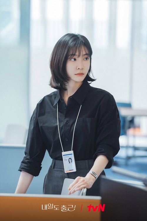 Adegan Park Ji Hyun dalam drama Korea See You at Work Tomorrow!