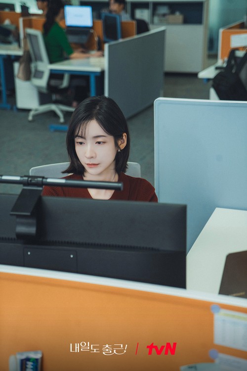 Adegan Park Ji Hyun dalam drama Korea See You at Work Tomorrow!