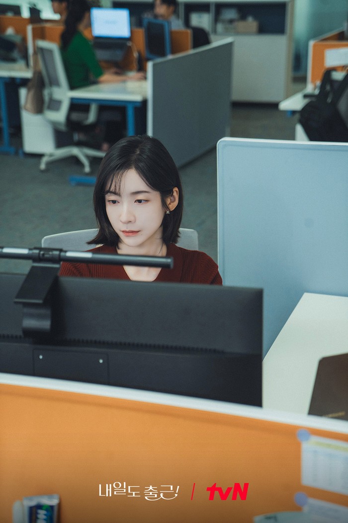 Adegan Park Ji Hyun dalam drama Korea See You at Work Tomorrow!