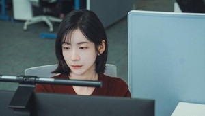 Cha Ji Yoon saat ini bekerja sebagai pegawai senior di Saeum Electronics. (Foto: dok. tvN)