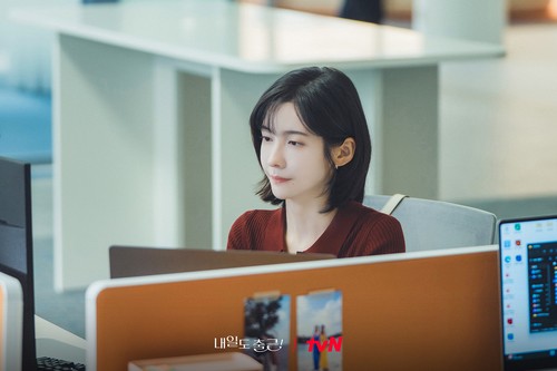 Adegan Park Ji Hyun dalam drama Korea See You at Work Tomorrow!