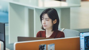 Bisa dibilang kariernya udah mentok, meski di kantor selalu jadi sosok yang punya performa baik. (Foto: dok. tvN)