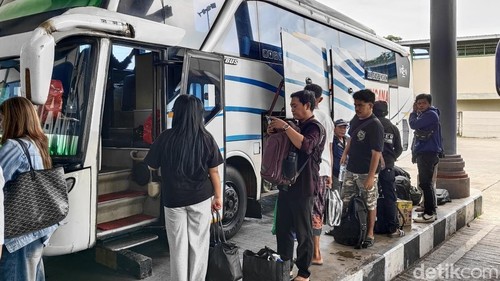 Sejumlah penumpang berangkat dari Terminal Tipe A Mengwi, Kabupaten Badung, Bali, Selasa (26/5/2026). (Foto: Agus Eka/detikBali)