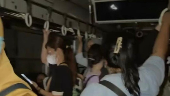 Situasi gerbong rangkaian mogok di rute KRL Duri-Tangerang. (dok. pribadi)