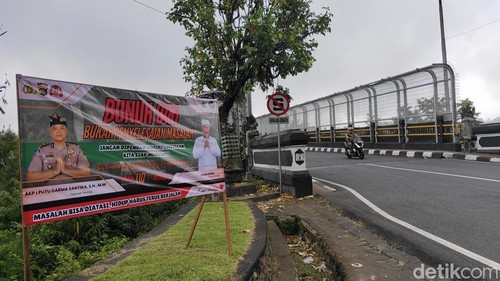 Spanduk cegah bunuh diri terpasang di beberapa titik sekitar Jembatan Tukad Bangkung, Petang, Badung, Selasa (26/5/2026). (Agus Eka/detikBali)