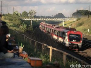 Syahdu! Nyore Lihat Senja dan Kereta di Jembatan Ngebrak Gamplong